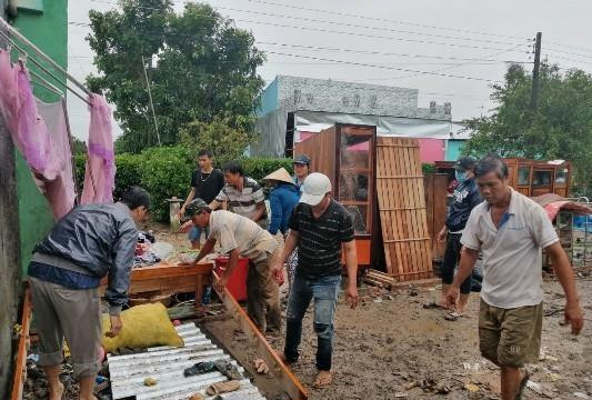 Mưa, lốc xoáy phá hỏng gần 200 căn nhà ở Bạc Liêu, Sóc Trăng