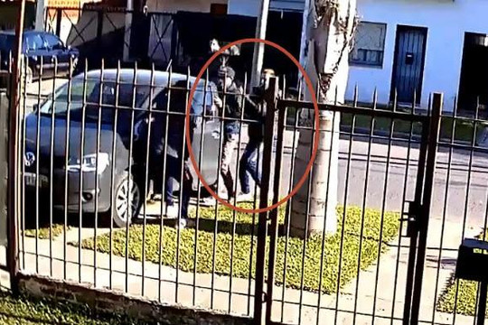 Clip nữ tài xế bị lấy ô tô và hất ngã trước cổng nhà, van xin 2 tên cướp thả con trai
