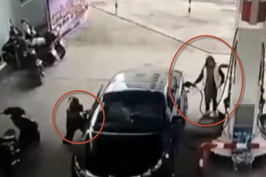 Clip trộm túi xách của nữ tài xế ô tô đang bơm xăng, gã trai lao thẳng xe vào tường
