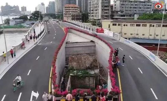 Kỳ lạ ngôi nhà nằm lọt thỏm giữa cầu cao tốc ở Trung Quốc