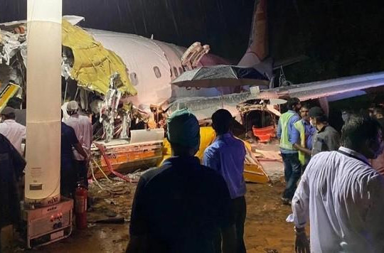 Máy bay gãy đôi khi hạ cánh ở Ấn Độ, ít nhất 17 người chết