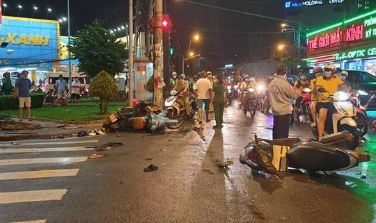 Một phụ nữ lái ô tô tông 8 xe máy ở TP.HCM, nhiều người bị thương