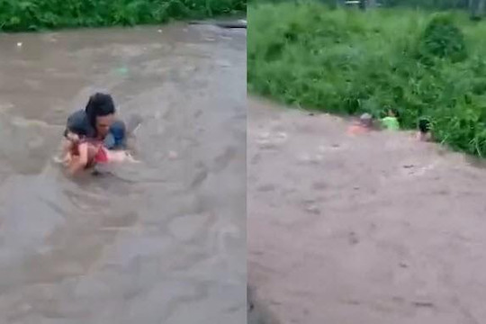 Clip 4 người hùng nhảy xuống sông cứu 2 bé gái bị nước lũ cuốn do cầu sập