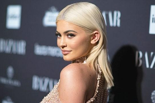 Hơn 47.000 người kiến nghị cắt Kylie Jenner ra khỏi MV của Cardi B