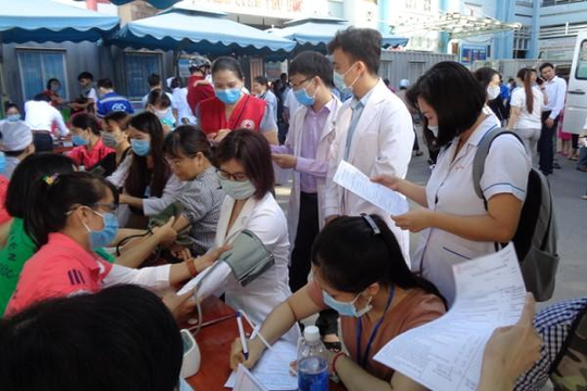TP.HCM: Hàng trăm nhân viên blouse trắng chen chân hiến máu tình nguyện