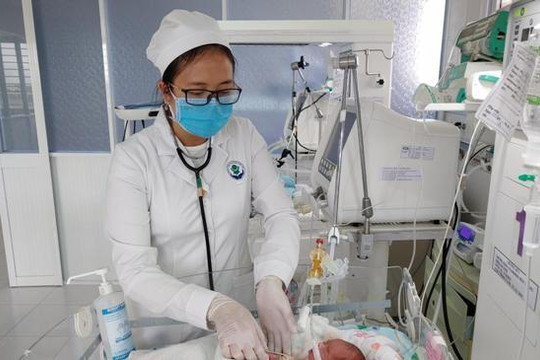 Phẫu thuật cứu sống bé sơ sinh chỉ nặng 800 gam bị thủng ruột