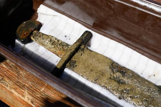 Phát hiện thanh kiếm quý hơn 1.000 năm tuổi dưới đáy hồ
