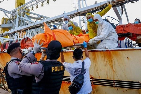 Phát hiện vụ chuyển thi thể thuyền viên Indonesia khỏi tàu cá Trung Quốc