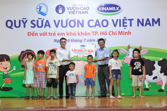 Quỹ sữa Vươn cao Việt Nam: Hành trình bền bỉ mang sữa đến với trẻ em nghèo giữa dịch COVID-19
