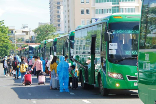 Đoàn xe ‘giải cứu’ 728 công dân Quảng Ngãi từ TP Đà Nẵng chính thức khởi hành