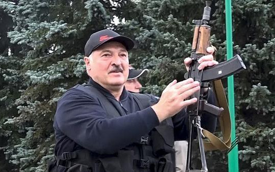Tổng thống Belarus thích cầm súng giữa làn sóng biểu tình