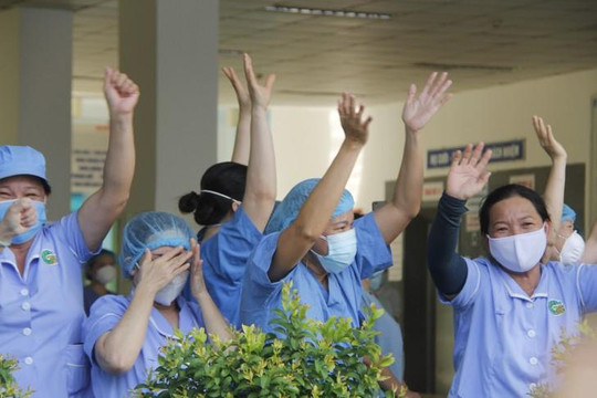 Y bác sĩ Bệnh viện Đà Nẵng xúc động trong thời khắc dỡ phong tỏa