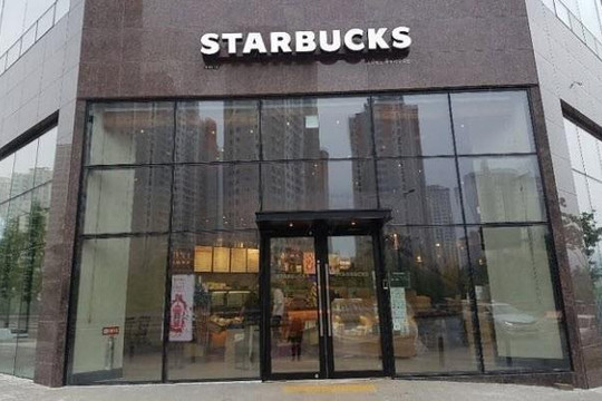 Một phụ nữ lây COVID-19 cho 56 người ở cửa hàng Starbucks, 4 nhân viên thoát nạn
