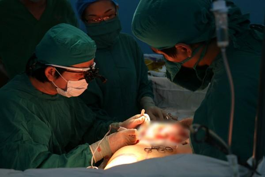 Bác sĩ Việt Nam tái tạo thành công ngực cho bệnh nhân ung thư vú