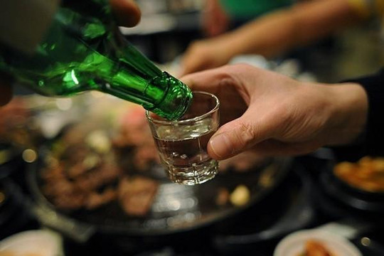 Hủ tục ép rượu ở Trung Quốc: Giám đốc mất thưởng 6 tháng vì tát nhân viên từ chối uống