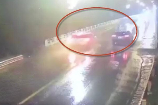 Clip tài xế ô tô phóng nhanh lấn làn trên cầu, tông chết nam sinh đi xe điện
