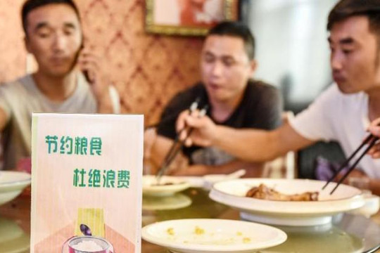 Chiến dịch ‘sạch đĩa’ gặp thách thức vì thói quen ăn xả láng của người Trung Quốc