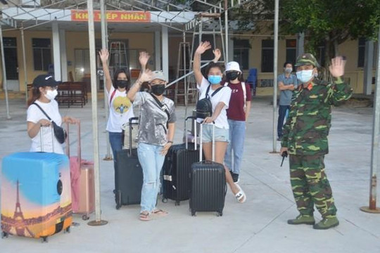 Hoàn thành cách ly cùng 116 người về từ Singapore, thanh niên tri ân chiến sĩ bộ đội