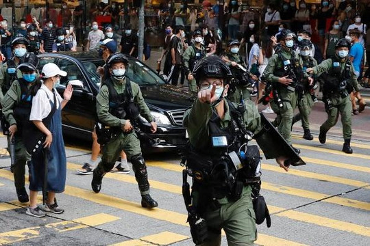 Cảnh sát Hồng Kông bắn đạn hạt tiêu vào trăm người phản đối hoãn bầu cử, luật an ninh