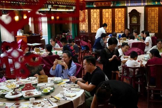 Nhà hàng Trung Quốc khốn đốn vì chiến dịch ‘vét sạch bát đĩa’ của Chủ tịch Tập Cận Bình