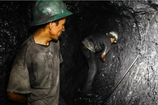 Công ty mỏ Trung Quốc giấu số lao động mắc COVID-19 gây hoang mang