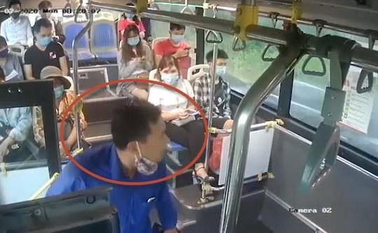 Clip khách không chịu đeo khẩu trang, chửi tục, nhổ nước bọt vào nữ phụ xe buýt ở Hà Nội