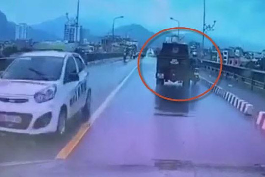 Clip tài xế xe tải ép người đi xe máy văng qua dải phân cách rồi bỏ chạy