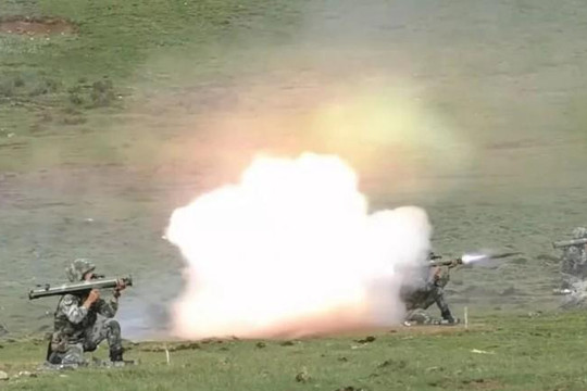 Trung Quốc thử vũ khí gần biên giới giáp Ấn Độ