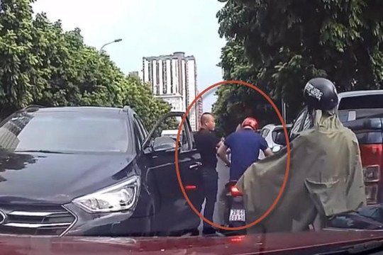 Clip tài xế hổ báo ăn đòn vì lái ô tô lấn làn còn tát người đi xe máy ở Hà Nội