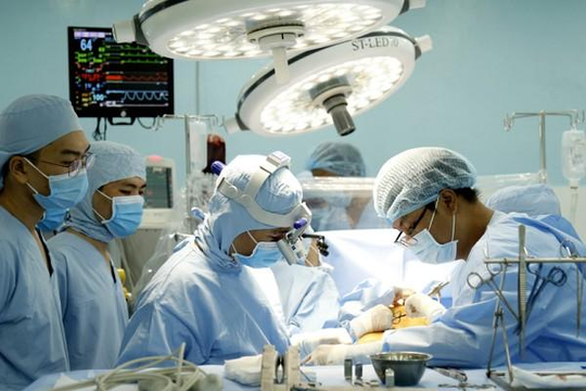 Lần đầu tiên, một bệnh viện tuyến quận ‘mổ sống’ bệnh nhân bị hẹp động mạch