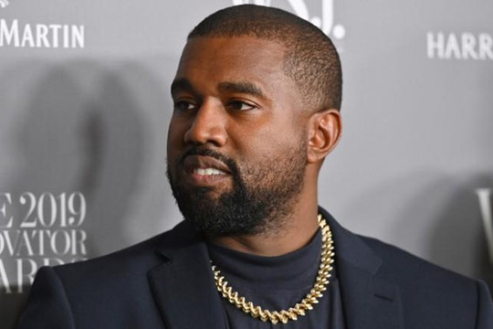 Rapper Kanye West, từng đòi tranh cử Tổng thống Mỹ, gây sốc khi đăng clip tè vào cúp Grammy