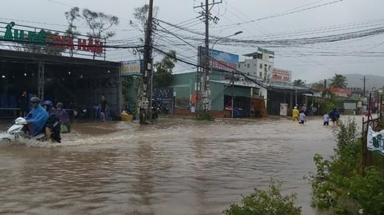 Ảnh hưởng do bão số 5, mưa lớn khiến đường Phú Quốc thành sông