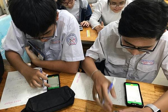 Bộ GD-ĐT lấy ý kiến về việc cho phép học sinh được dùng điện thoại nếu giáo viên cho phép