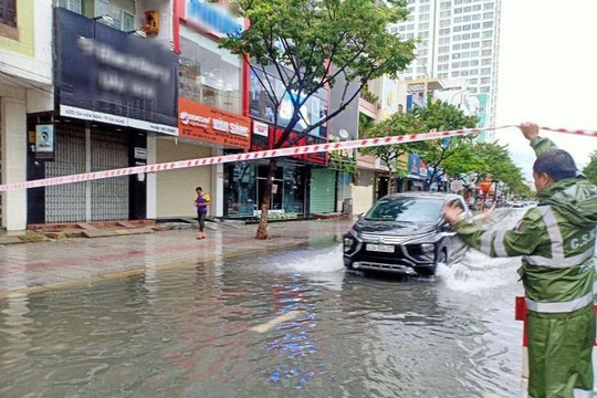 Trước giờ bão đổ bộ, đường phố Đà Nẵng đã biến thành sông 