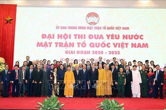 Thủ tướng Nguyễn Xuân Phúc: Cần cổ vũ mọi người thi đua, vươn lên thoát nghèo, làm giàu chính đáng