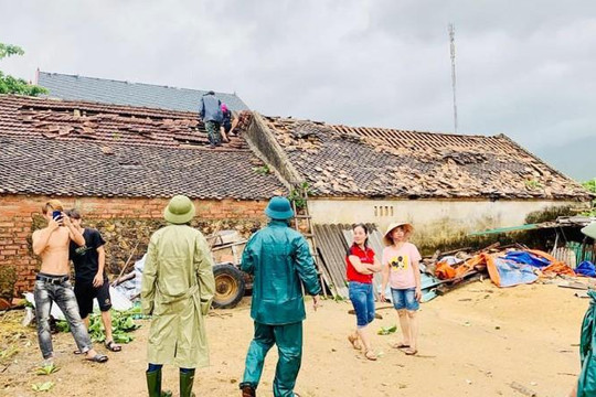 Hà Tĩnh: Lốc xoáy làm tốc mái 60 ngôi nhà
