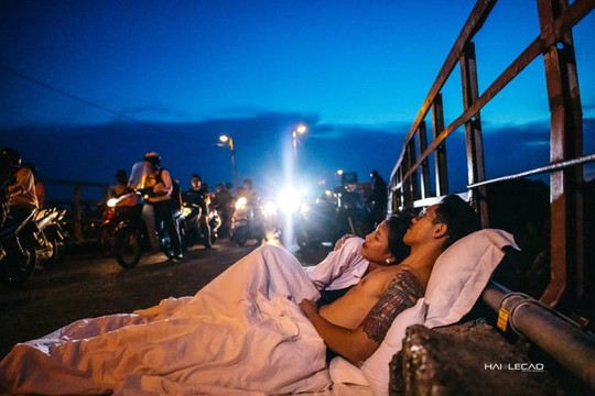 Bộ ảnh cưới ‘đụng đâu ngủ đó’ của cặp đôi tại Hà Nội: Hết mình, táo bạo nhưng phản cảm