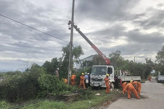 Thiệt hại nặng nề nhất về điện, các tỉnh miền Trung 'chi viện' cho Thừa Thiên - Huế