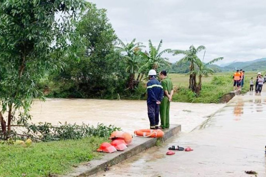 Hà Tĩnh: Một thanh niên bị lũ cuốn chết khi qua cầu tràn