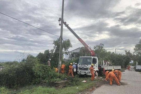 Thiệt hại nặng nề nhất về điện, các tỉnh miền Trung 'chi viện' cho Thừa Thiên - Huế 