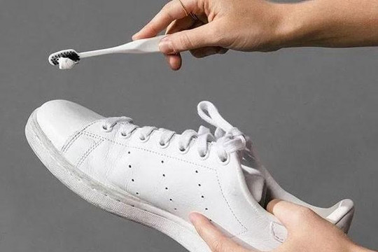 5 cách xử lý khi giày trắng bị ố vàng