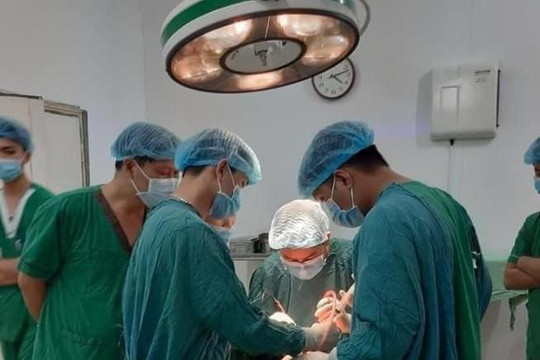 Bệnh viện Sơn La cứu sống cậu bé 12 tuổi bị que gỗ đâm xuyên cổ