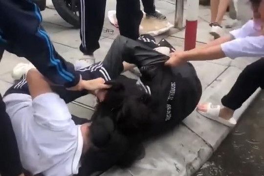 Hà Nội: Đình chỉ học 3 nữ sinh lớp 10 đánh nhau ngay tại cổng trường