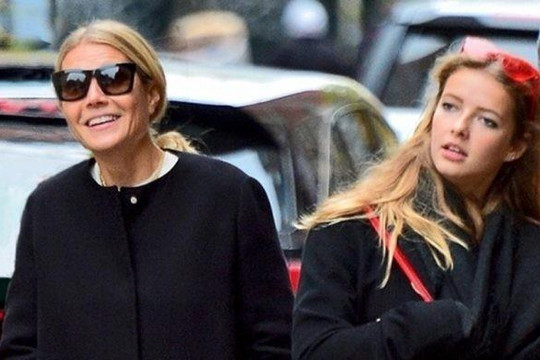 Con gái nữ diễn viên Gwyneth Paltrow 'cạn lời' khi thấy hình mẹ khỏa thân mừng tuổi 48