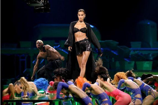 Show diễn nội y gây chú ý sau COVID-19 của ca sĩ Rihanna: Hội tụ nhiều chân dài 'bốc lửa'