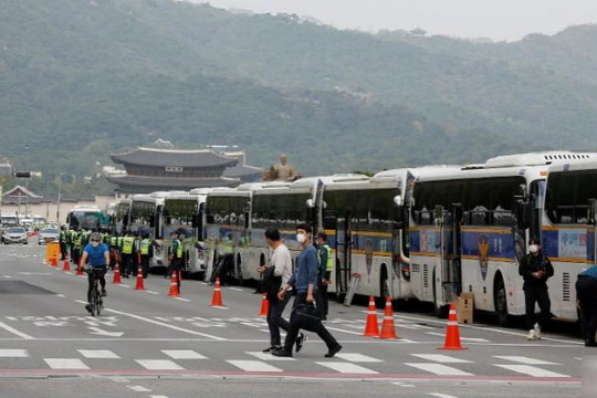 Cảnh sát dùng hàng trăm xe buýt phong tỏa đường phố để giảm lây lan COVID-19