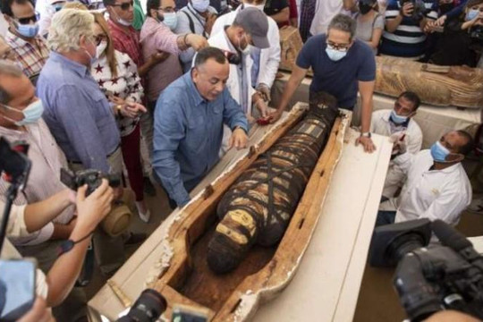 Ai Cập mở quan tài 2.500 năm tuổi tìm thấy ở nghĩa trang Saqqara