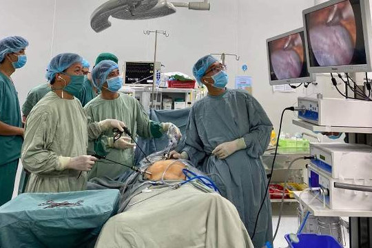 Cần Thơ: Phẫu thuật lấy khối to bằng trái mít trong ổ bụng cụ bà 93 tuổi