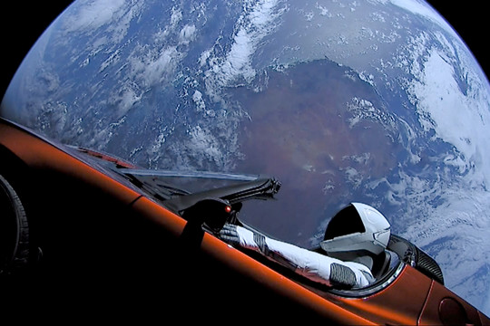 Người nộm Starman trên xe điện Tesla lần đầu bay gần sao Hỏa