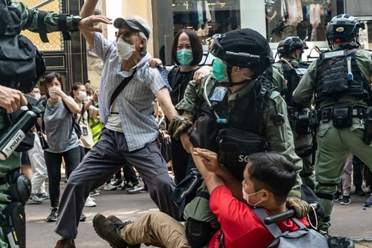 Cảnh sát Hồng Kông bắt 9 người nghi giúp 12 nhà hoạt động bị Trung Quốc giam giữ